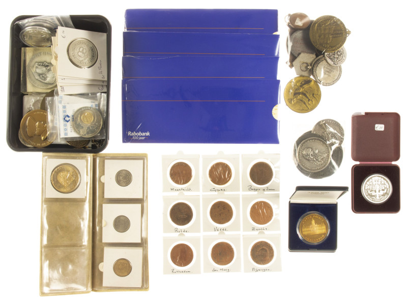 Medals in boxes - Miscellaneous - Varied lot of medals incl. 12 x prize medals, ...