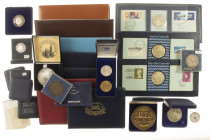 Medals in boxes - Miscellaneous - Lot of 10 medals in presentation covers and 19 medals in boxes, including silver