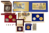 Medals in boxes - Miscellaneous - Lot of Chinese and Thai medals, coins and paper money, some in sets, incl. Aug. Patay silver replica Rama V 147,8 gr...