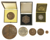 Medals in boxes - Miscellaneous - Varied lot of medals incl. 'KLM's First Transsiberian Flight' 1971, '50 Jaar Verre Oosten Vluchten KLM' 1974, 'Alber...