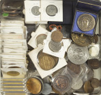 Medals in boxes - Miscellaneous - Box medals and tokens incl. 'Hauptmüzamt Wien' , 'Woman's Own Handicrafts Medal', 'Che Guevara' and 'Emp. Charles VI...