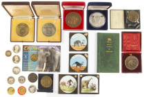 Medals in boxes - Miscellaneous - Lot of coins medals and varia depicting elephants incl. Palau 5 dollars 1999, Liberia 5 Dollars 2000, Uganda 500 shi...
