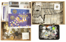 Medals in boxes - Miscellaneous - Box with world medals, tokens and jetons mostly Netherlands incl. approx. 20 Ecu letters