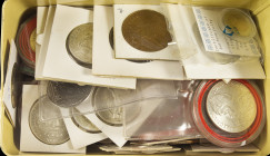Medals in boxes - Miscellaneous - Lot with 2,5 kg. world tokens and medals a.w. proba euro´s, some modern FAKE coins