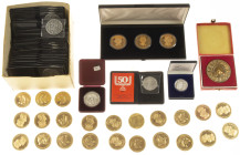 Medals in boxes - Miscellaneous - Lot of modern medals - 33x '25 Jahre Deutsch-Französische Freundschaft 1988', 45x imitation piaster, 3x royalties, 3...