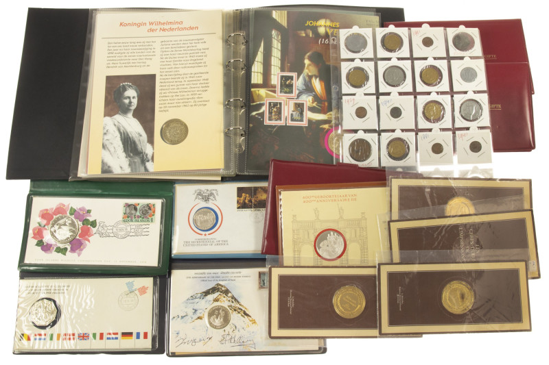 Medals in boxes - Miscellaneous - Lot medals and coins in card etc. some silver ...