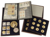 Medals in boxes - Miscellaneous - Two cassetes with guilded and colored medals a.w. "Apollo Missions", "Napoleon I", "Berlin" and more, added album st...