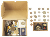 Medals in boxes - Miscellaneous - Box with various modern medals Netherlands and world incl. some miscellaneous, approx. 3 kg