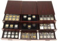 Medals in large boxes - cannot be shipped - Miscellaneous - Moving box with 9 wooden cassettes with 20 modern medals each . approx. 180 medals