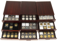 Medals in large boxes - cannot be shipped - Miscellaneous - Moving box with 9 wooden cassettes with approx. 20 modern medals each .