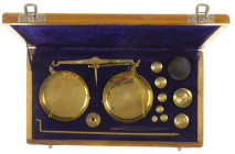 Miscellaneous - Weights, coins weights, coin weight boxes - Brass balance with weights in wooden box