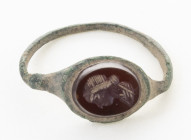 Miscellaneous - Ethnographics - A small ancient (Roman?) ring, set with an ancient-like intaglio with the bust of a woman (c. 2x2 cm., 1.56 g)