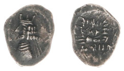 Persis - Ardaxšīr II (Artaxerxes) - AR obol (0.66 g.). King to left, slender bust wearing crenellated crown / King right of altar. Ref.: Van ‘t Haaf t...