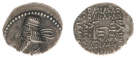 The Parthian Kingdom - Artabanos II (10-40 AD) - AR drachm (3.47 g.). Bare-headed bust left, long pointed beard, wearing diadem with loop at top / Arc...