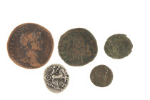 Ancient coins in lots - Miscellaneous - A small lot ancient coins with a Byzantine Follis of Theophilus and 2 small Roman 4th century Folles, added 2 ...