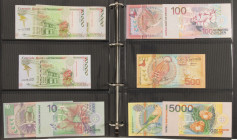 Banknotes in albums - Netherlands Oversea - Album Banknotes Surinam 1956-2019 among which 1 Gulden 1956 + 1960, 100 Gulden 1957, 10.000 + 25.000 Gulde...