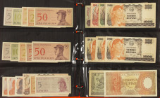 Banknotes in albums - Indonesia - Small collection banknotes Indonesia 1945-1992 among which 100 Rupiah 1960 Soekarno (3), 1000 Rupiah 1968 Sudirman (...