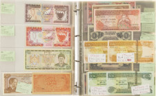 Banknotes in albums - World - Collection of many better higher valued notes in overal UNC conditions including: Ethiopia, Malaya, Jordan, Indonesia, A...