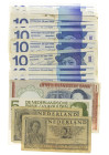 Banknotes in boxes - Netherlands - Small box banknotes Netherlands among which 2½ Gulden 1949 Juliana, 10 Gulden 1968 Frans Hals with and without Bull...