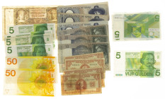 Banknotes in boxes - Netherlands - Box holding 50 gulden Zonnebloem (2), Staalmeester (4), Herderin (3), Vondel II (9) some in UNC, gulden 1945 (4), 1...