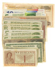 Banknotes in boxes - Netherlands - Small box banknotes Netherlands among which 2½ Gulden 1943 Wilhelmina, 10 Gulden 1942 Herderin, 25 Gulden 1955 Huyg...