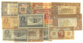 Banknotes in boxes - Netherlands - Small box banknotes Netherlands 1 and 2½ Gulden 1938, 1943 and 1945 - Total approx 21 pcs.