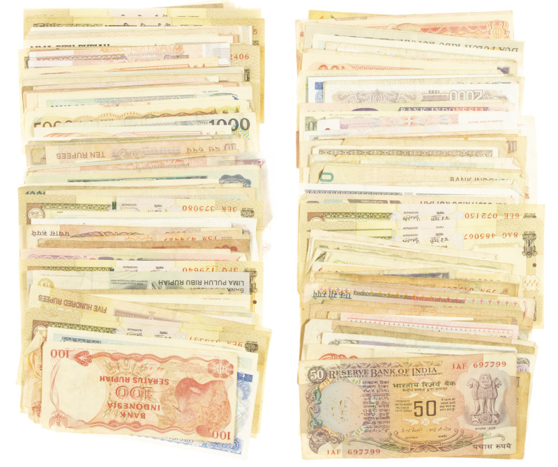 Banknotes in boxes - Asia - Box with appr. 200 banknotes Asia