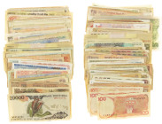 Banknotes in boxes - Asia - Box with ca. 160 banknotes Asia