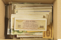 Banknotes in boxes - China - Small box with banknotes China aprox. over 300 pcs.