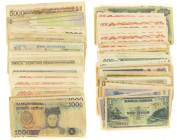 Banknotes in boxes - Indonesia - Small box with banknotes Indonesia approx. 150 pcs.