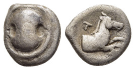 BOEOTIA. Tanagra. Obol (Early-mid 4th century BC).

Obv: Boiotian shield.
Rev: T-A-N.
Forepart of horse right.

BCD Boiotia 299a; HGC 4, 1292.

Condit...