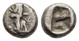 ACHAEMENID EMPIRE. Time of Darios I to Xerxes I (circa 505-480 BC). 1/6 Siglos. Sardes.

Obv: Persian king or hero, with quiver over shoulder, in knee...