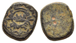 ISLAMIC WEIGHTS. Umayyads or Abbasids 10 Qirat AE weight. 

Obverse inscription: „Made by Muhammad b. Ahmad“; reverse: blank with 2 dots.

Condition: ...