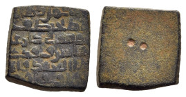 ISLAMIC WEIGHTS. Umayyads or Abbasids 5 Qirat AE weight. 

Square shaped; inscription in Kufic on top.

Condition: Very fine.

Weight: 0,92 g.
Diamete...