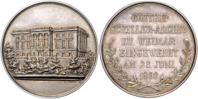 Frankfurt, Stadt. 
Medaillen auf Johann Wolfgang von Goethe. Silbermedaille 1896 (v. Loos) auf die Einweihung des Goethe-Schiller-Archivs in Weimar. ...