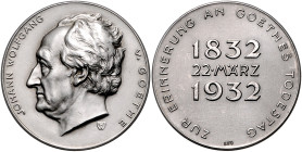 Frankfurt, Stadt. 
Medaillen auf Johann Wolfgang von Goethe. Silbermedaille 1932 (v. HW=H. Wernstein) auf seinen 100. Todestag, mit Punze 0,990. matt...