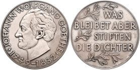 Frankfurt, Stadt. 
Medaillen auf Johann Wolfgang von Goethe. Silbermedaille o.J. (unsign.) auf seinen 100. Todestag, i.Rd: Halbmond, A 925 AF. mattie...