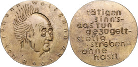 Frankfurt, Stadt. 
Medaillen auf Johann Wolfgang von Goethe. Bronzegussmedaille o.J. (v. S.B.) 'tätigem sinn´s- das tun gezügelt- stetig streben- ohn...