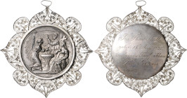 Silberne Hohlmedaille o.J. (unsign.) in aufwendigem filigranen Zierrahmen, mit rückseitiger Gravur: Jos. Thad. Müller geb. d. 18. Aug. 1835 von seinen...