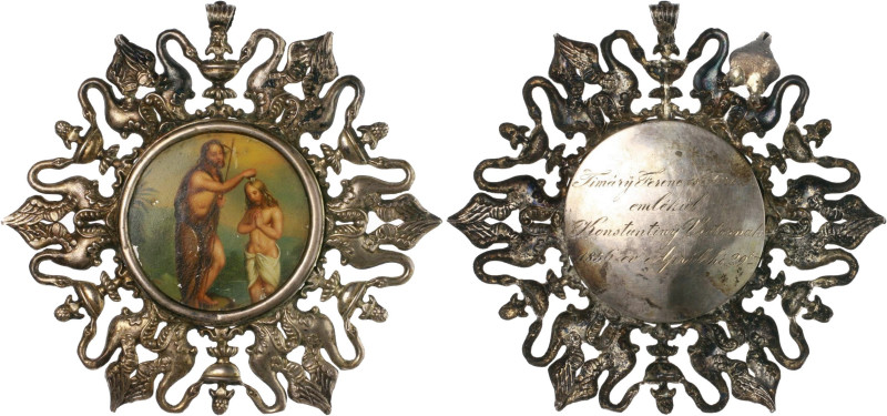 Taufmedaille o.J. mit farbiger Taufszene, im Zierrahmen aus Schwänen und Brunnen...