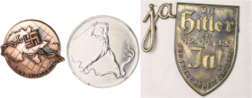 Medaillen und Abzeichen. 
Lot von 3 Stücken: Alu-Medaille 1932 Wahlkampf der NSDAP (33,6mm 3,0g), Abzeichen 'Ein Volk bricht Ketten' (mit Nadel 26,9m...