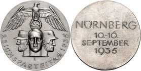 Medaillen und Abzeichen. 
Versilberte Weißmetallmedaille 1935 (v. R. Klein/Deschler) auf den Reichsparteitag Nürnberg. Colb./Hyd.&nbsp;84. winz. Rf. ...