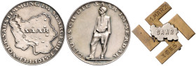 Medaillen und Abzeichen. 
Lot von 2 Stücken: Silbermedaille 1935 (v. F.K.) auf die Volksabstimmung im Saargebiet, i. Rd: BAYER. HAUPTMÜNZAMT FEINSILB...