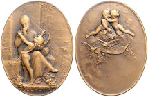 Jugendstil. 
Ovale Bronzemedaille o.J. (v. G. Dupre) Engel tröstet trauernde Frau, ungraviert, i.Rd: Füllhorn BRONZE. 24x32 mm 8,81&nbsp;g. . 

vz...