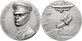 Luftfahrt. 
Silbermedaille o.J. (unsign.) auf den österreichisch-ungarischen Marineflieger Gottfried Freiherr von Banfield, 'Adler von Triest'. Kaise...