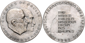 Personenmedaillen. 
Adenauer, Dr. Konrad *1876 +1967. Lot von 2 Stücken: Silbermedaille 1962 (unsign.) auf die Deutsch-Französische Verständigung, i....