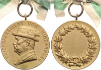 Personenmedaillen. 
Hindenburg, Paul von Beneckendorff und von *1847 +1934. Vergoldete Bronzemedaille o.J. (um 1927) (v. M.&W.) Brustbild mit Jägerhu...