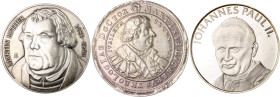 Reformation. 
Lot von 3 Stücken: Silbermedaille o.J. (v. Paul Effert, unsign.) auf den 500. Geburtstag von Martin Luther, herausgegeben von der Münzc...