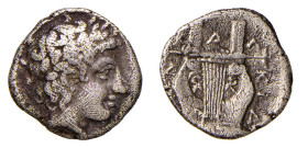 MACEDONIA - OLYNTHOS (circa 425-420 a.C.) TETROBOLO gr.2,2 - D/Entro cerchio perlinato la testa di Apollo a s. con dietro in basso Δ R/Lyra entro quad...