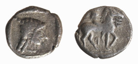 MACEDONIA - POTIDAIA (circa 525-500 a.C.) TETROBOLO gr.2,5 - D/Poseidone Hippios a cavallo verso d. tiene il tridente R/Entro quadrato incuso testa fe...